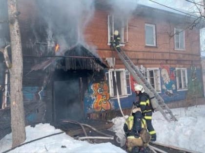 В Архангельске при пожаре в ветхой "деревяшке" спасли мужчину