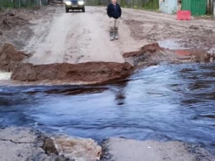 В Онежском районе смыло мост через реку Пекельница