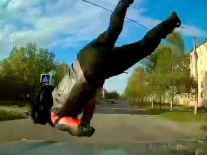 В Северодвинске мотоциклист перелетел через легковушку