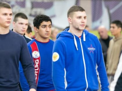 Лучшие борцы СЗФО России борются за медали зонального чемпионата в столице Поморья