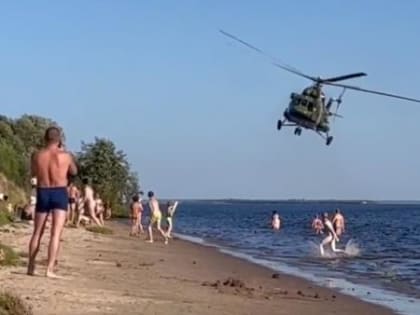Авиашоу на пляже: вертолет пролетел над отдыхающими архангелогородцами