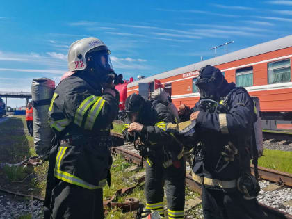На станции Исакогорка прошло пожарно-тактическое занятие в пассажирском вагоне с привлечением пожарного поезда