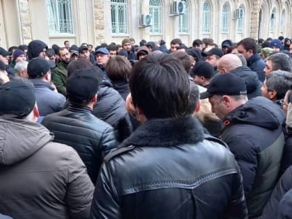 Столицу Абхазии опять лихорадит. Выясняем, что происходит, и опасно ли ехать туда на Новый год российским туристам