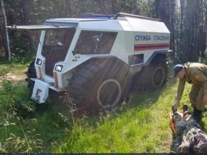 Под Архангельском спасатели эвакуировали на снегоболотоходе женщину из леса
