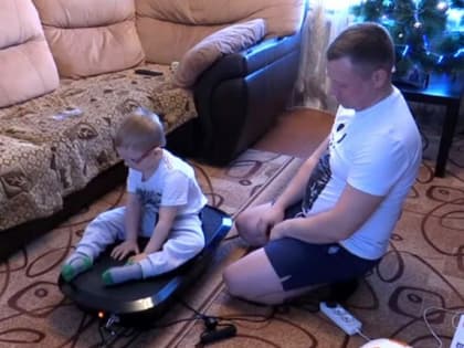 Жизненно важный новогодний подарок — виброплатформу получил трёхлетний Артём Дзюба из Устьян
