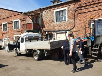 Пьяный северодвинец пытался угнать "Газель" и врезался в экскаватор