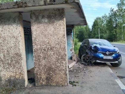 В Архангельской области пьяный водитель на легковушке врезался в остановку