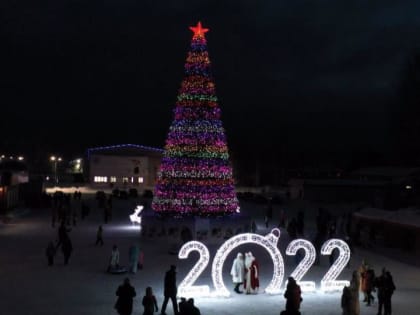 Главная новогодняя ёлка зажглась на центральной площади в посёлке Октябрьский Устьянского района