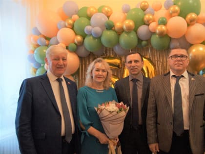 Депутат Валерий Серба поздравил с юбилеем детский сад "Незабудка"