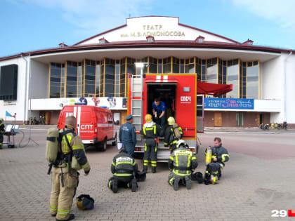 У драмтеатра в Архангельске — много пожарных машин: что случилось