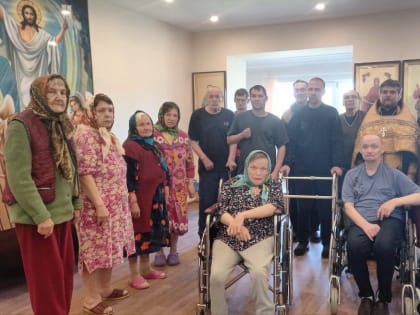 Священник Василий Лапко встретился с подопечными и сотрудниками пансионата «Опека»