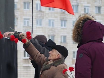 Коммунисты Архангельской области возложили цветы к памятникам В.И. Ленину