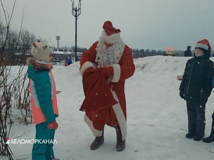 В канун Нового года Дед Мороз раздал подарки самым юным жителям Северодвинска 