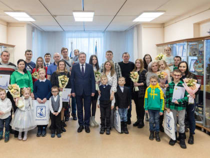 Глава Архангельска вручил жилищные сертификаты молодым семьям