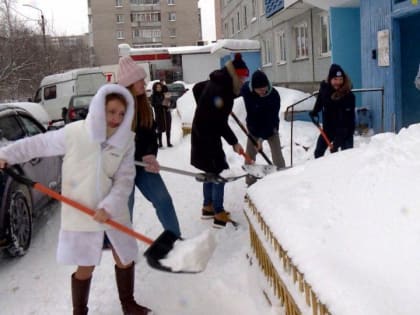 Молодогвардейцы Архангельска борются со снежный коллапсом