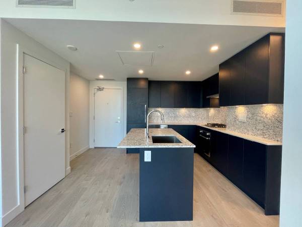 1BED 1BATH UNIT AT LOMA W/ AC PARKING & LOCKER PLUS VIEWS ON 10TH FLOO