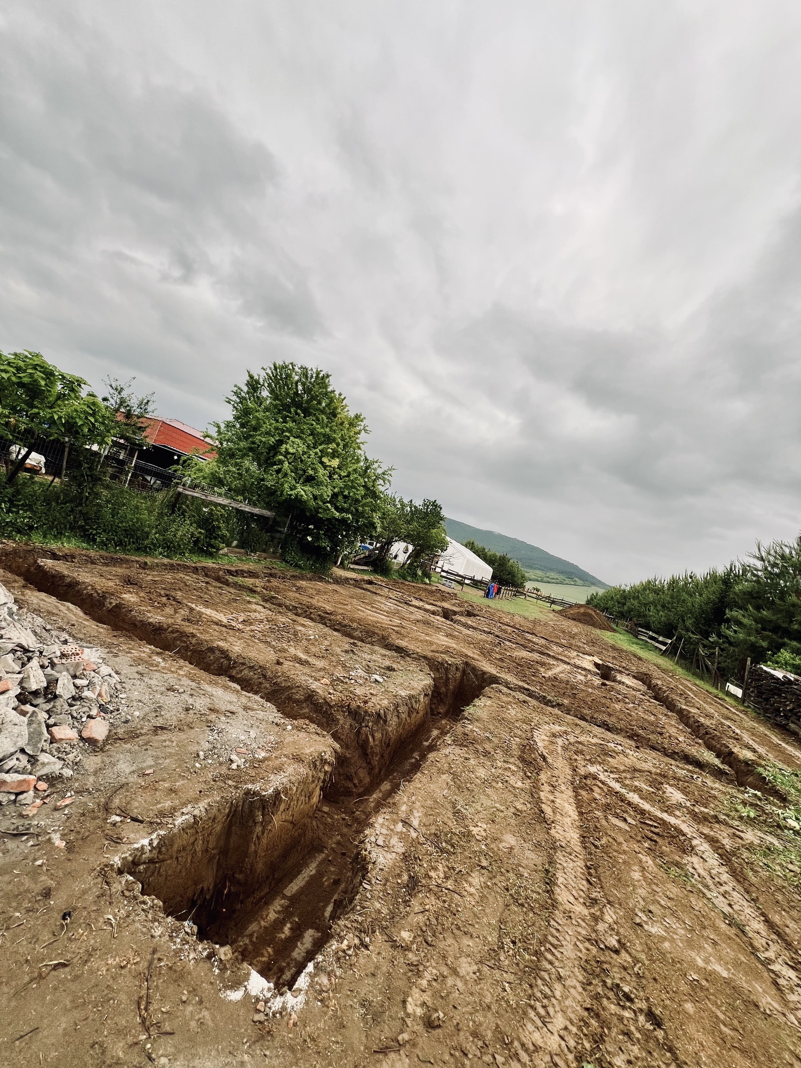 Realizácia firmy EMCON – Výkopové práce / bagrista – Topoľčany