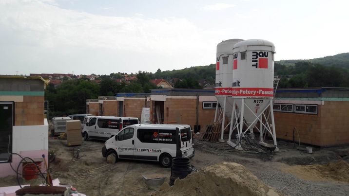 Realizácia firmy Contractor-eu - fasády, zateplenie, strojové omietky, potery, maľby, rekonštrukcie, sadrokartóny, prenájom lešenia – Fasády a zateplenie domov – Chmeľnica