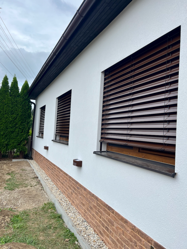 Realizácia firmy Rollos s.r.o. - ŽALUZIE | ROLETY | MARKÍZY | PLOTY | GARÁŽOVÉ BRÁNY – Ploty a brány – Trenčín