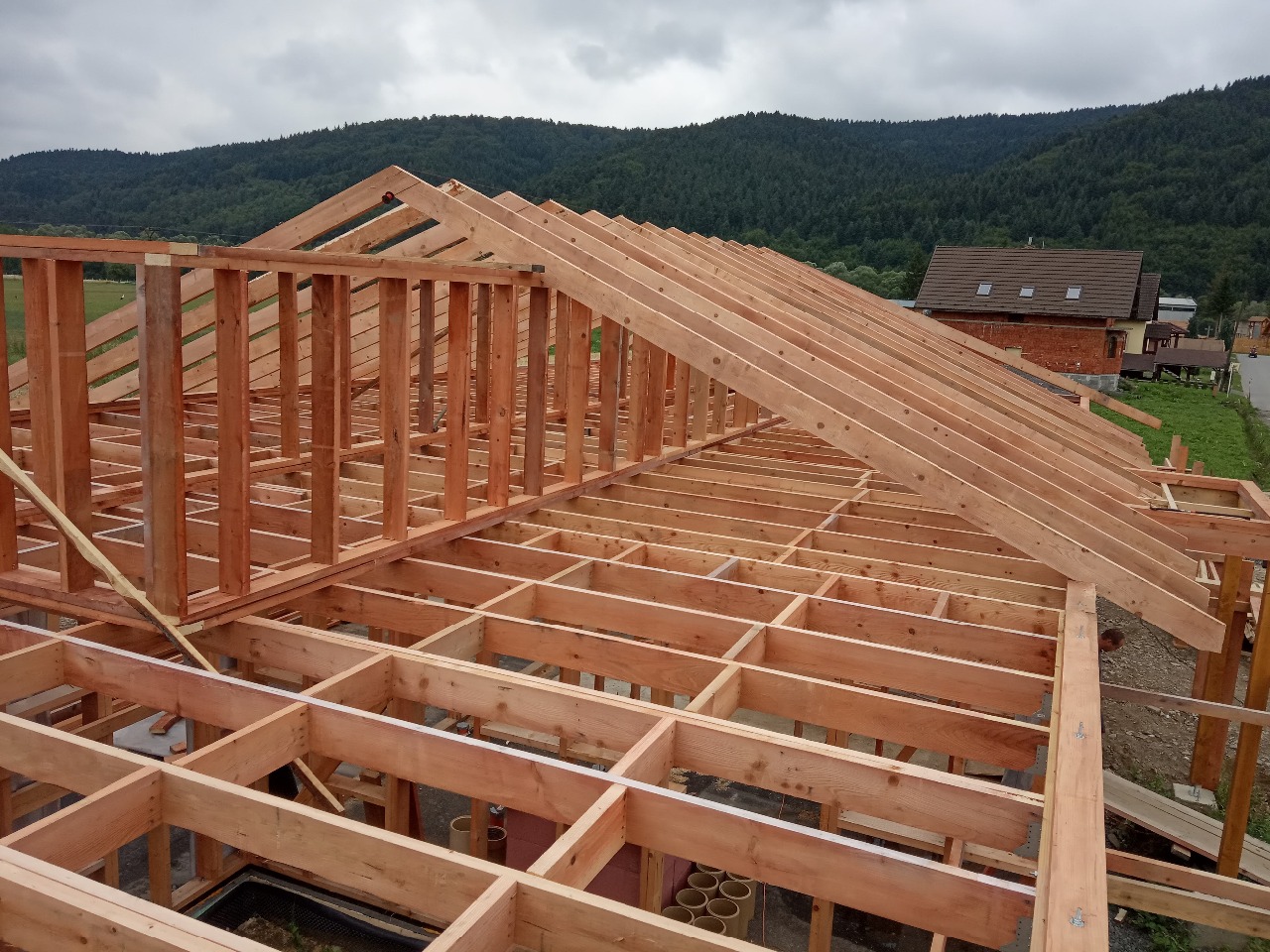 Realizácia firmy JM carpentry s.r.o. - Tesárstvo JM, montované domy, strechy a drvostavby. Fúkané izolácie – Oddychové zóny a terasy – Beloveža
