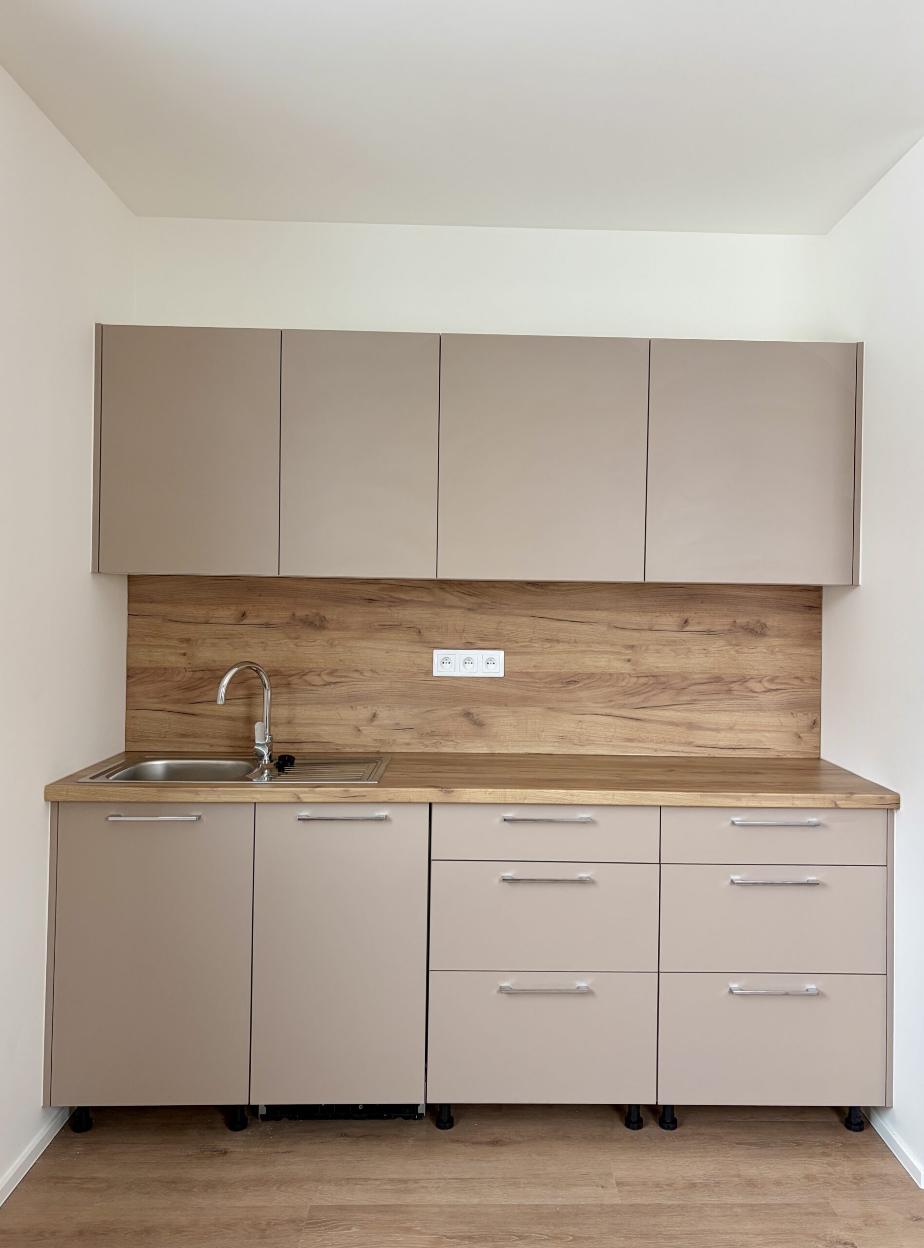 Realizace firmy Cihelka Interiors – Nábytek na míru a montáž nábytku – Praha 5-Barrandov