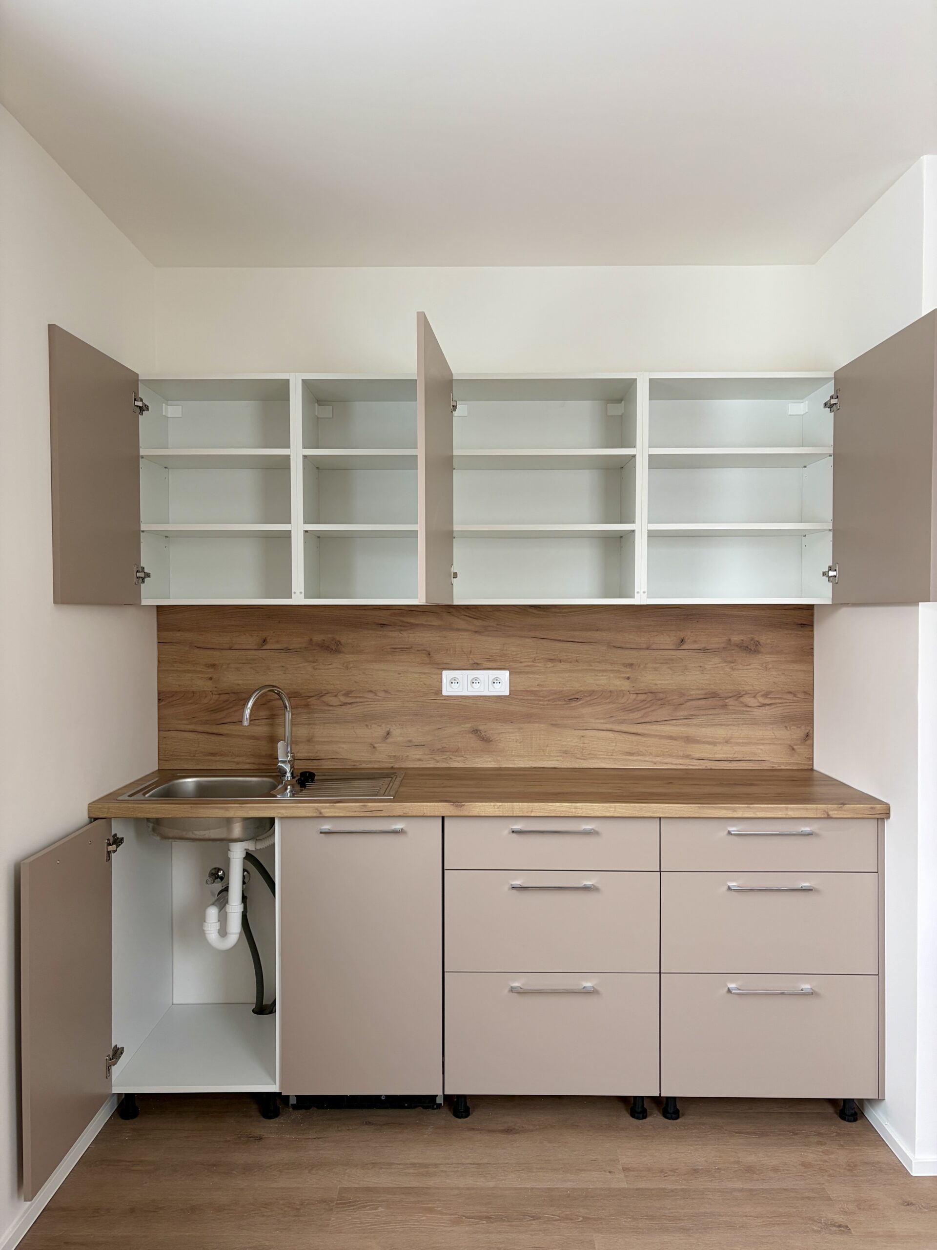 Realizace firmy Cihelka Interiors – Nábytek na míru a montáž nábytku – Praha 5-Barrandov