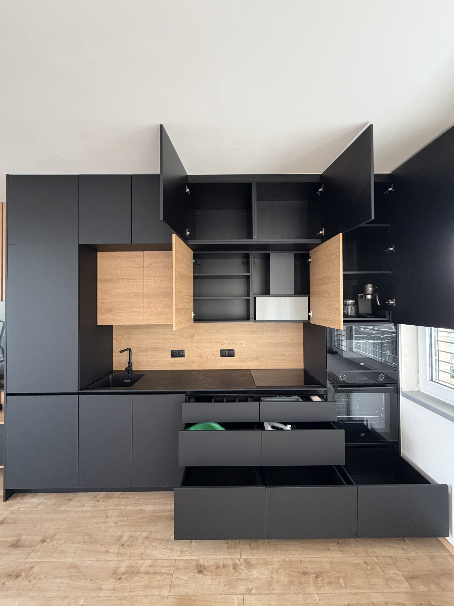 Realizace firmy Cihelka Interiors – Nábytek na míru a montáž nábytku – Praha 5-Barrandov