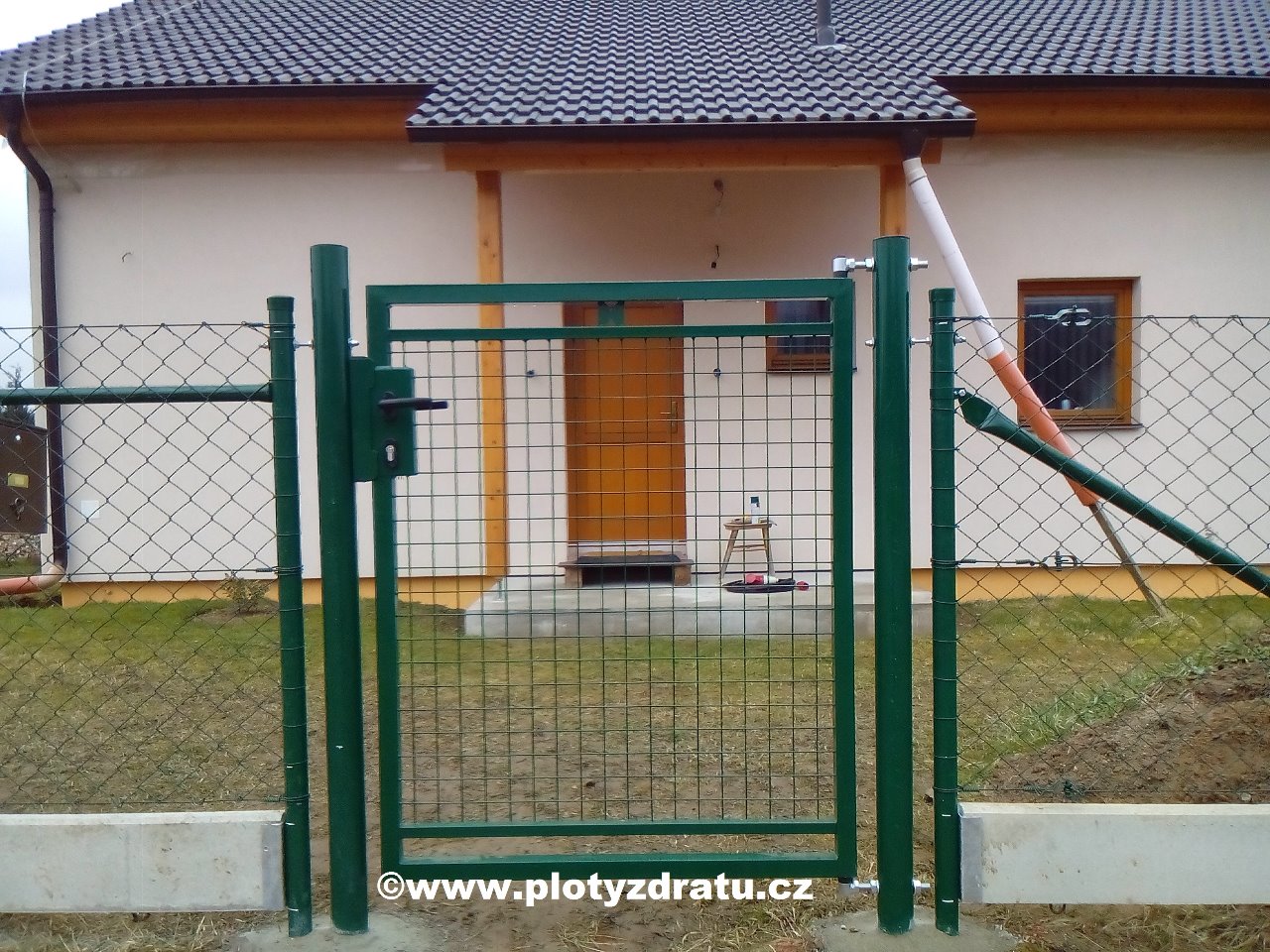 Realizace firmy EZ Týn nad Vltavou, s.r.o. plotyzdratu.cz – Ploty a brány – Hněvkovice na levém břehu Vltavy