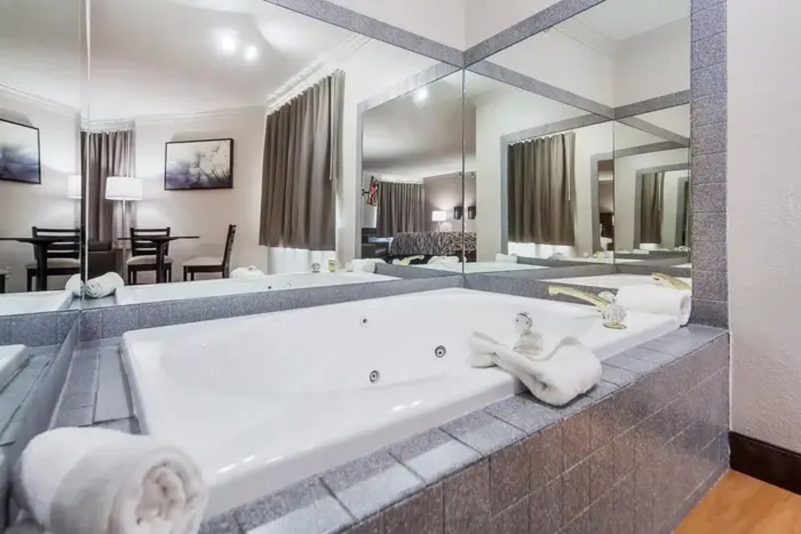 Red Roof Inn & Suites Omaha Council Bluffs