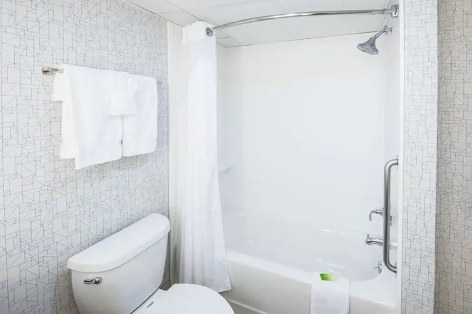 Holiday Inn Express & Suites Woodbridge