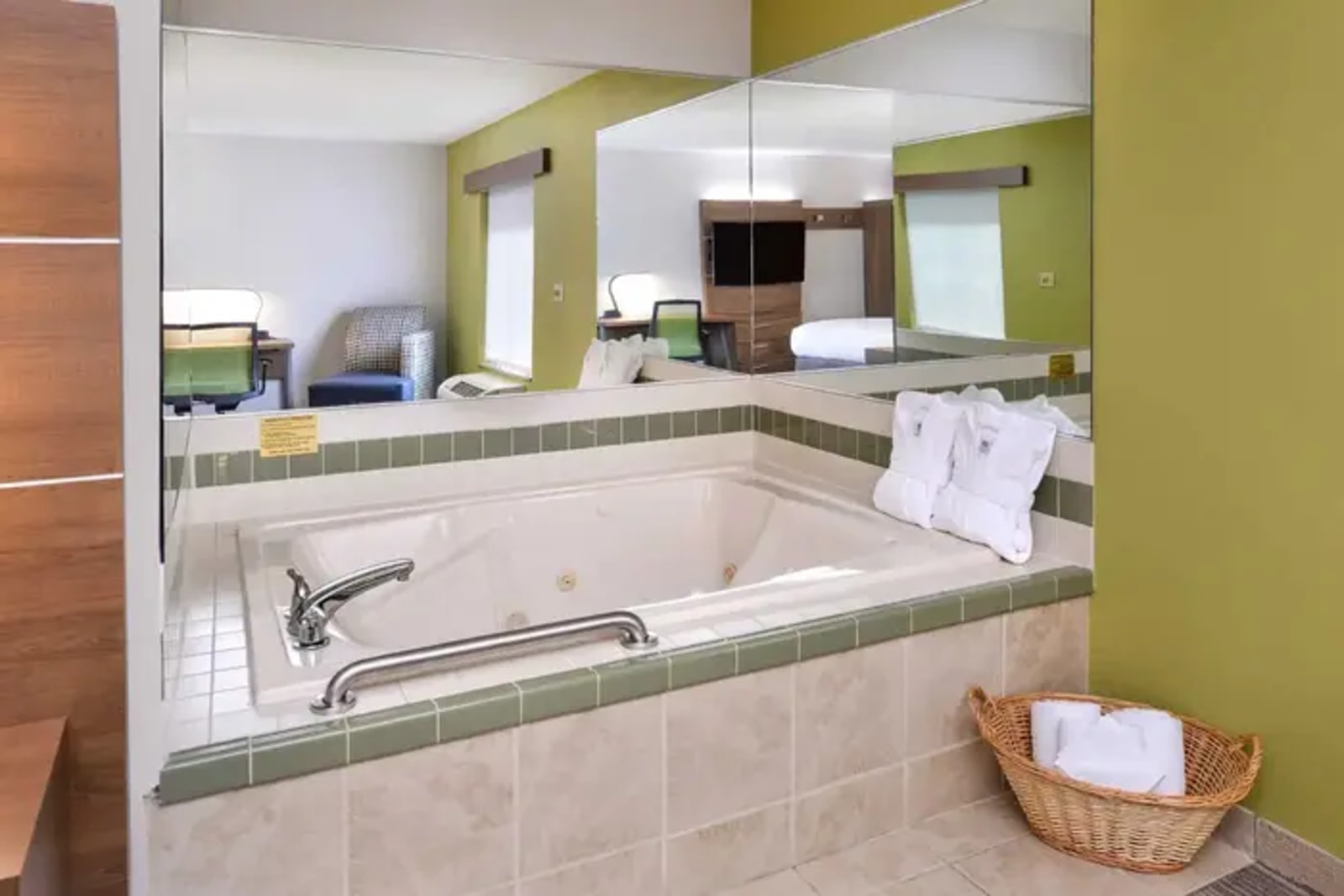 Holiday Inn Express & Suites Parkersburg