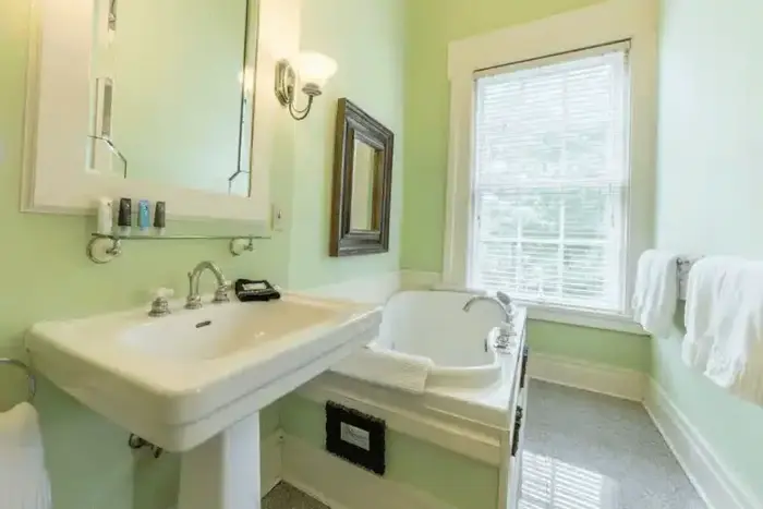 Bourbon Manor Bed & Breakfast Inn