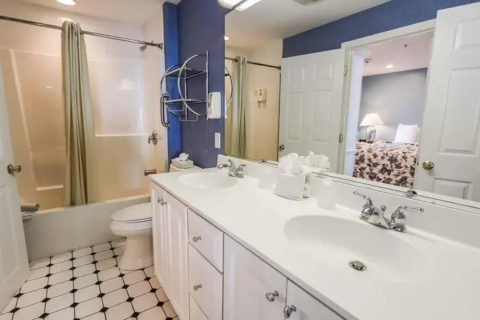 Edgewater Beach Resort - Jacuzzi Suite in Dennis, MA