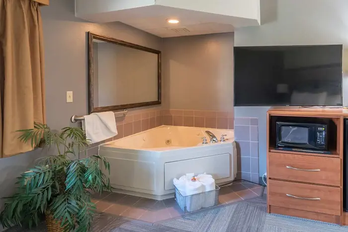 River District Hotel - Jacuzzi Suite in Prairie du Chien