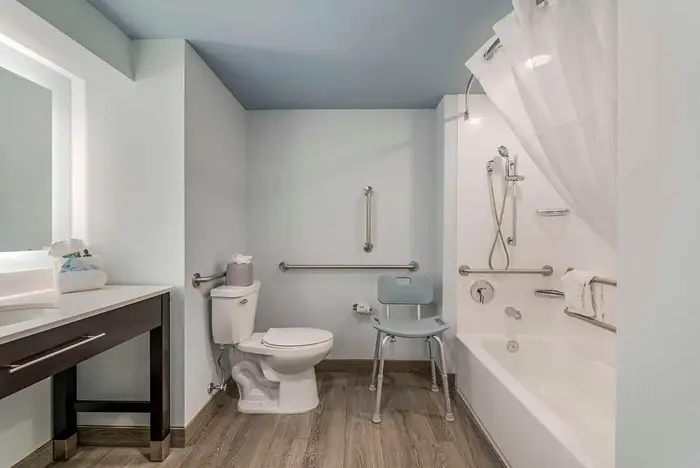 Heidel House Hotel And Conference Center - Jacuzzi Suite in Green Lake