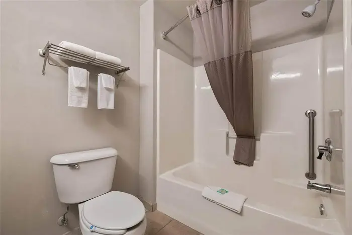 Rodeway Inn & Suites - Jacuzzi Suite in Tomahawk