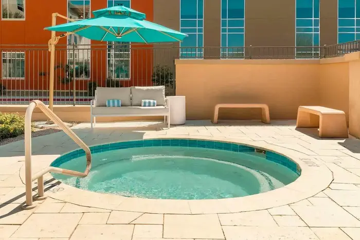 DoubleTree by Hilton Hotel Phoenix - Jacuzzi Suite in Gilbert