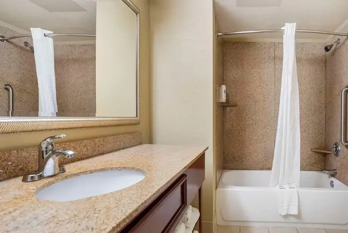 Comfort Inn & Suites Mobile Near Eastern - Jacuzzi Suite in Daphne