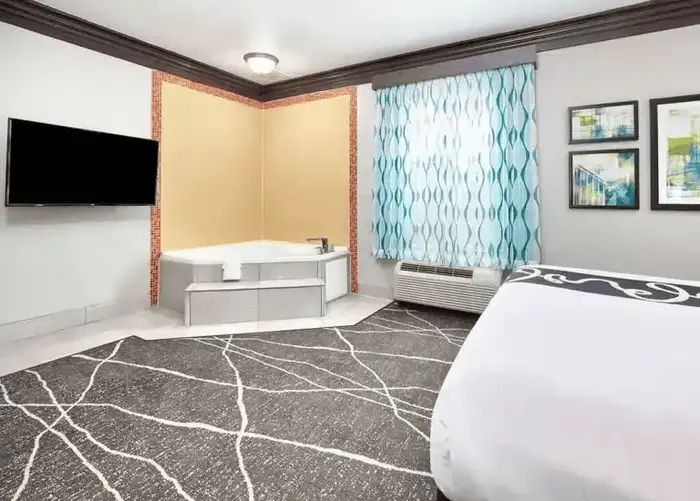 La Quinta Inn & Suites by Wyndham Little - Jacuzzi Suite in Bryant