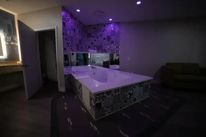 Mid City Inn and Suites - Jacuzzi Suite in Pico Rivera