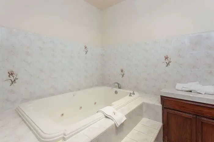 Ramada by Wyndham Fresno Northwest - Jacuzzi Suite in Fresno