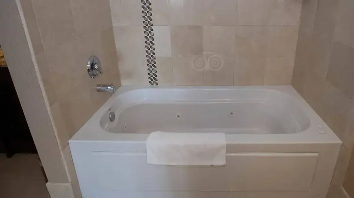 Hawthorn Suites by Wyndham West Palm - Jacuzzi Suite in West Palm Beach