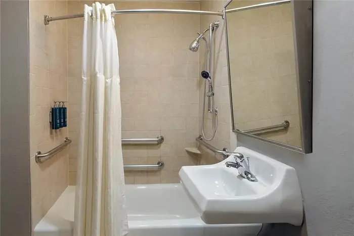 DoubleTree by Hilton Hotel West Palm Beach - Jacuzzi Suite in West Palm Beach