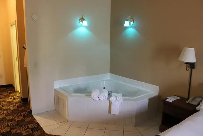 Holiday Inn Express & Suites Thomasville by IHG - Jacuzzi Suite in Thomasville