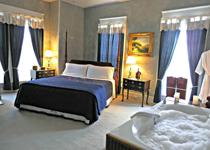 Americus Garden Inn Bed and Breakfast - Jacuzzi Suite in Americus