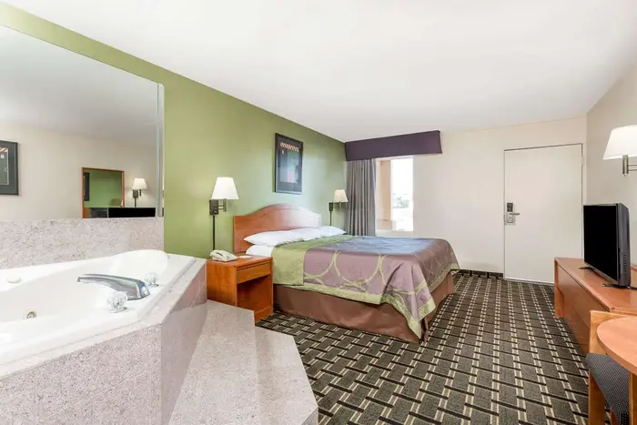 Motel 6 Forsyth - Jacuzzi Suite in Forsyth