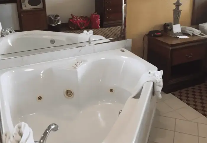 Country Inn & Suites by Radisson, Valdosta - Jacuzzi Suite in Valdosta