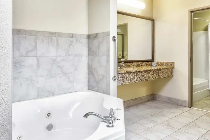 AmericInn Lodge & Suites Vidalia - Jacuzzi Suite in Vidalia