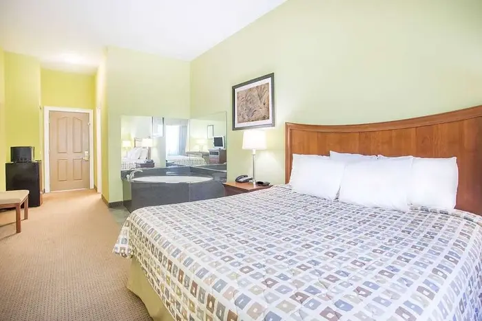 Days Inn & Suites by Wyndham Swainsboro - Jacuzzi Suite in Swainsboro