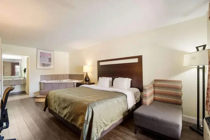 Quality Inn & Suites Statesboro - Jacuzzi Suite in Statesboro